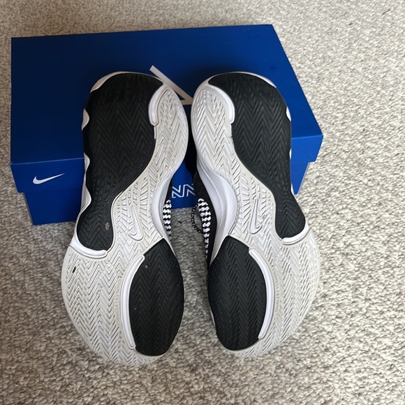 Nike Giannis immortality• black/white• Mens size 7• women’s size 8.5 - Picture 6 of 6